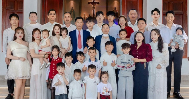 Family of 10 children stays closely connected across generations