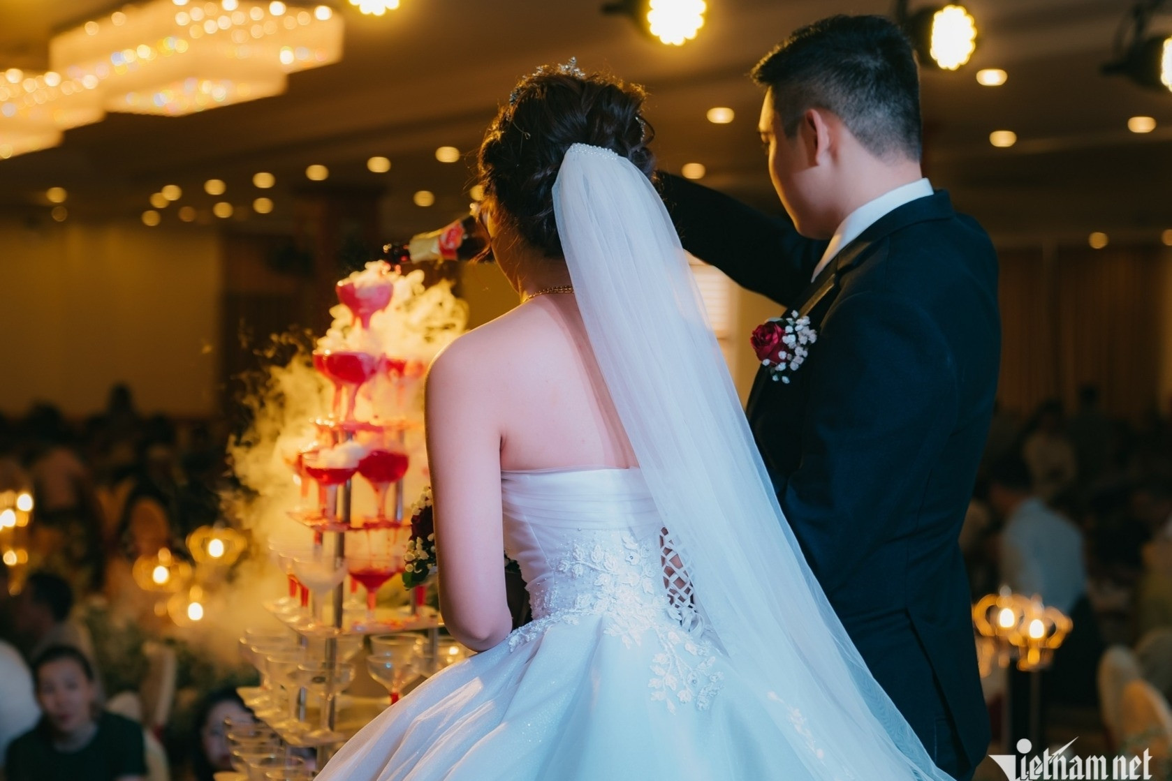 Delaying marriage despite high incomes: the story of many young people