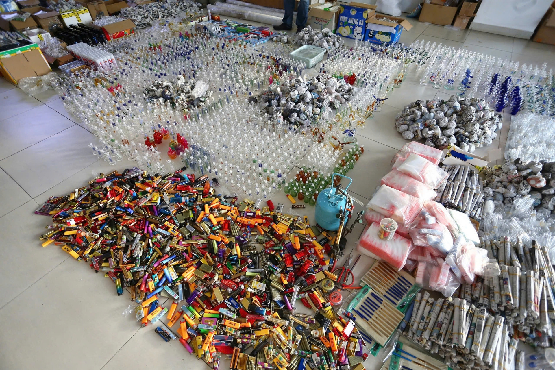 HCM City police uncover massive drug paraphernalia operation from tiny clue