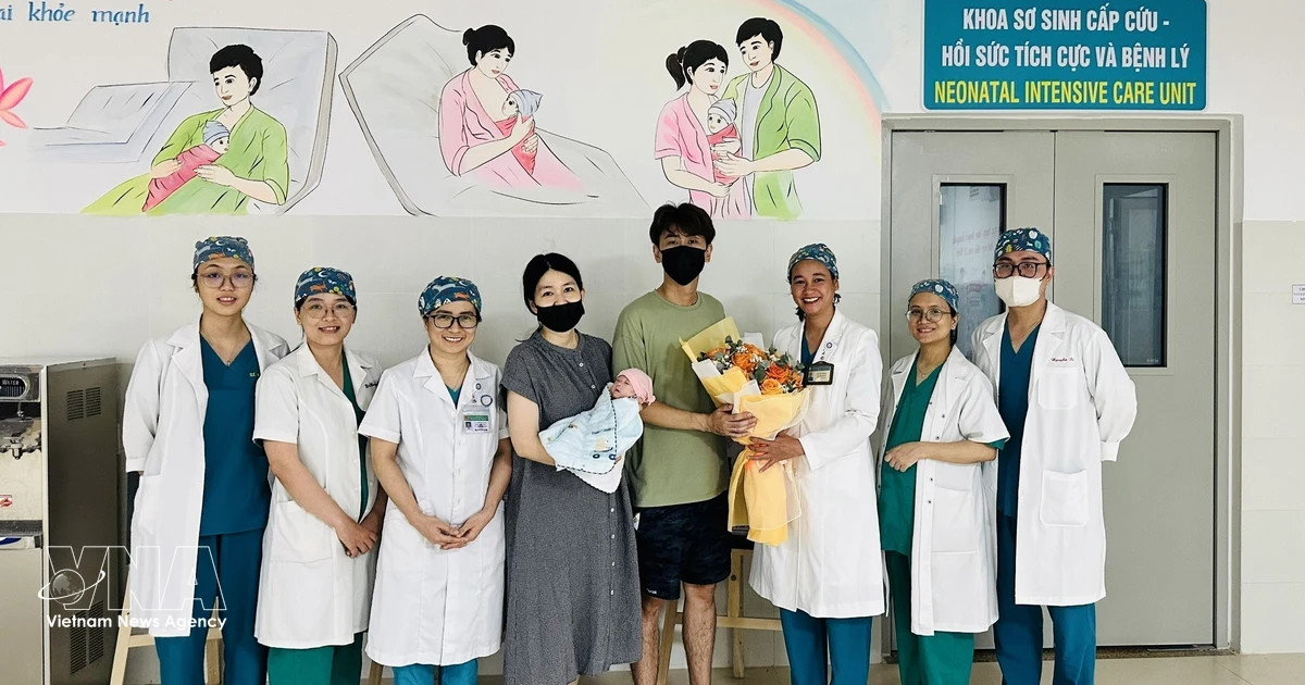 Da Nang hospital saves 720-gram premature baby born to Singaporean tourists
