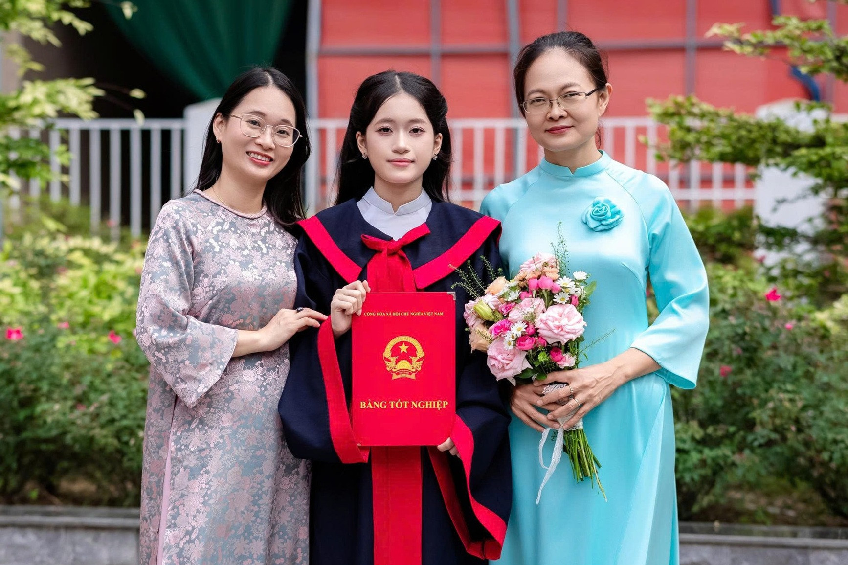Bảo Hà cùng mẹ và cô.jpg