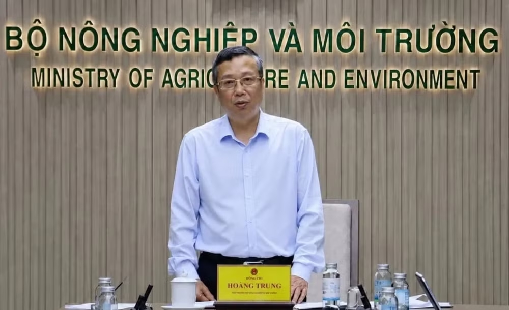 Deputy Minister of Agriculture and Environment Hoang Trung speaks at the meeting on June 22. (Photo: VNA)