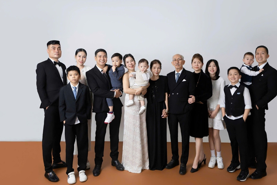 Birthday in mourning: children sing for Mom at Dad’s funeral