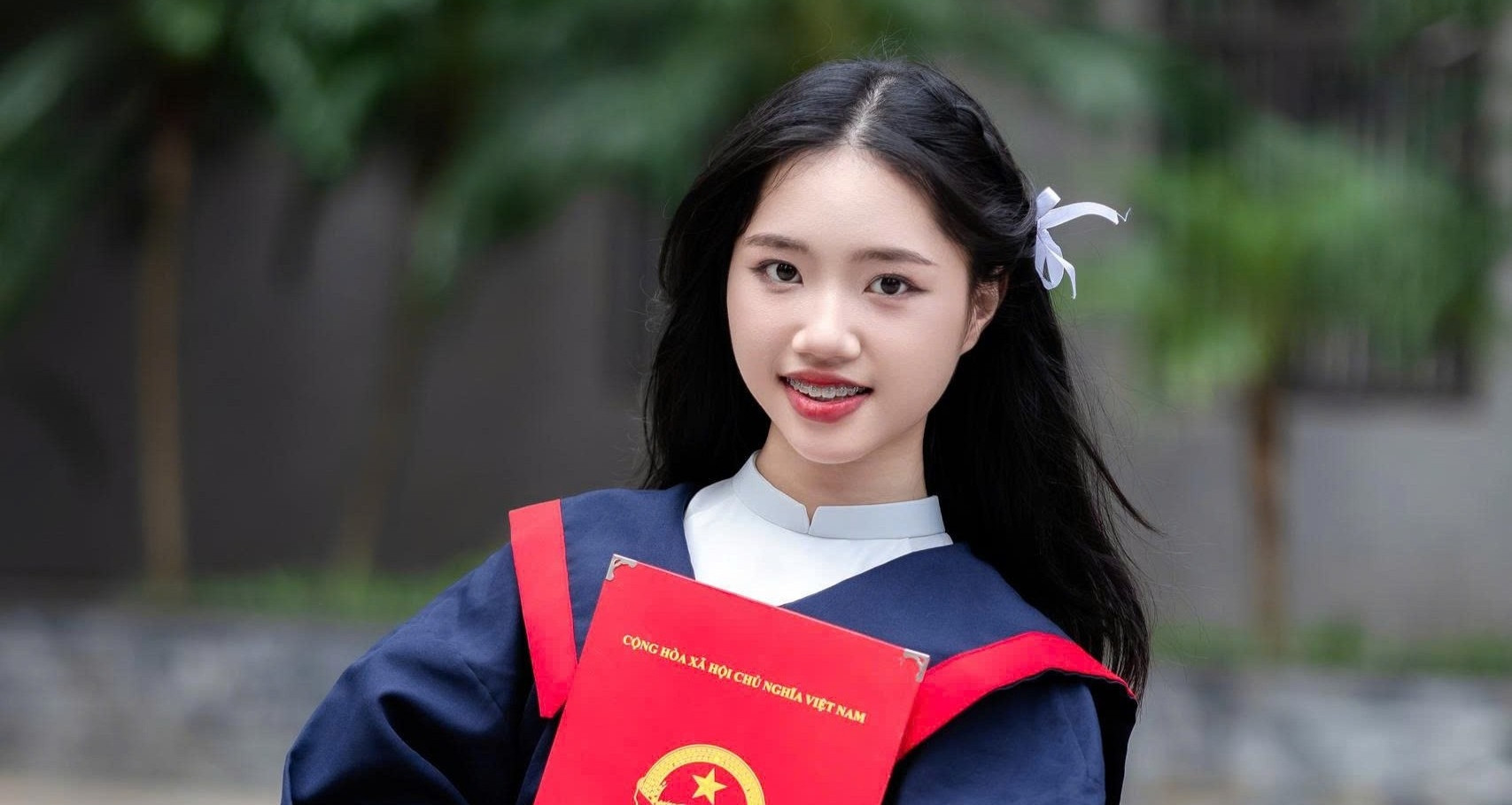 Hanoi student tops three elite literature entrance exams