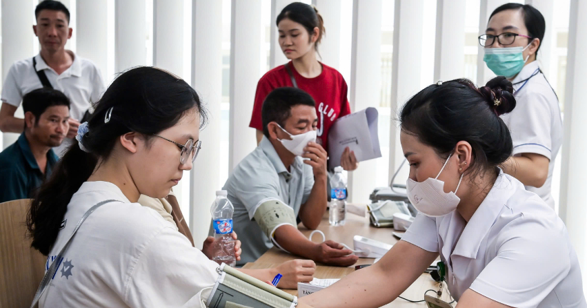 Bach Mai's new hospital begins operations with strong public demand