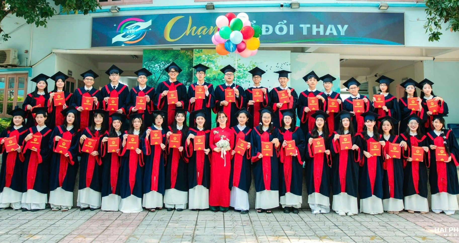 Two Hanoi classes celebrate 100% success rate in specialist school exams