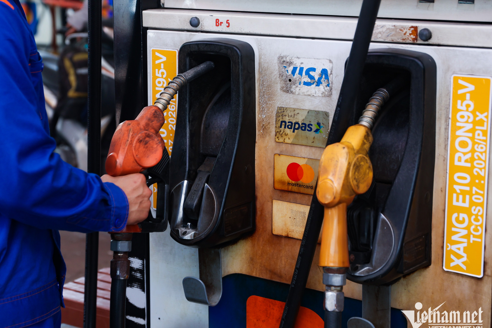 Fuel prices plunge, but risk rises again as tax breaks near expiry
