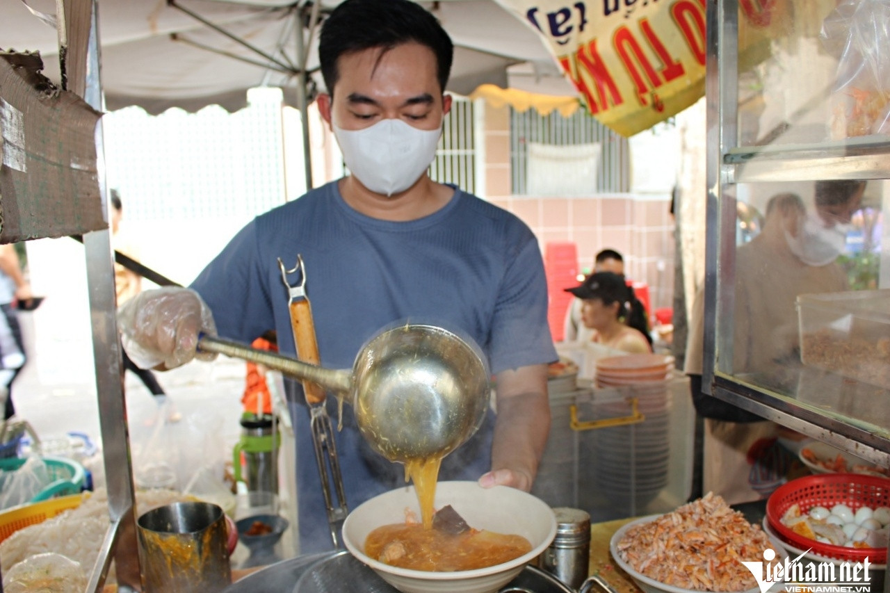 Hidden-alley crab thick noodle shop draws crowds after Michelin recognition