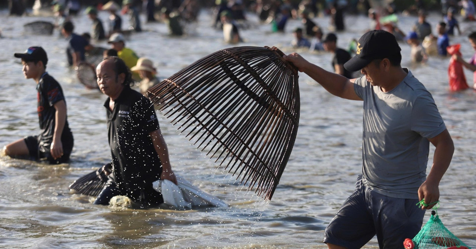 Hundreds wade into river to catch fish at nearly 300-year-old Vietnam festival