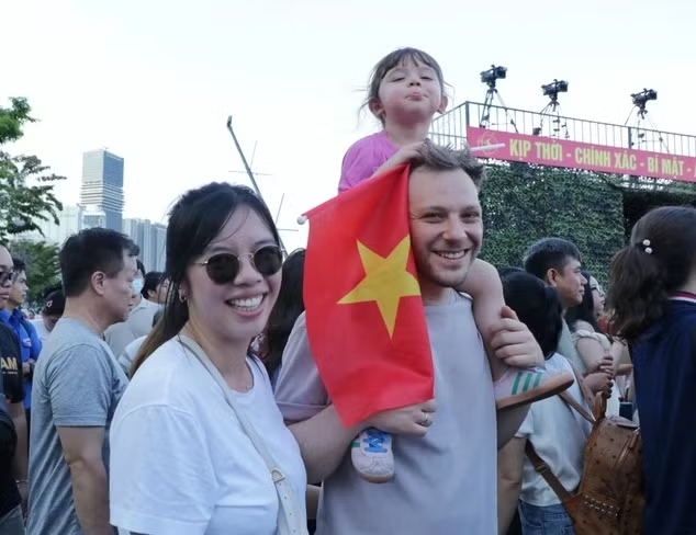 Foreign tourists wait to watch fireworks marking the Liberation of the South and National Reunification Day (April 30) in Ho Chi Minh City (Photo: thanhnien.vn)
