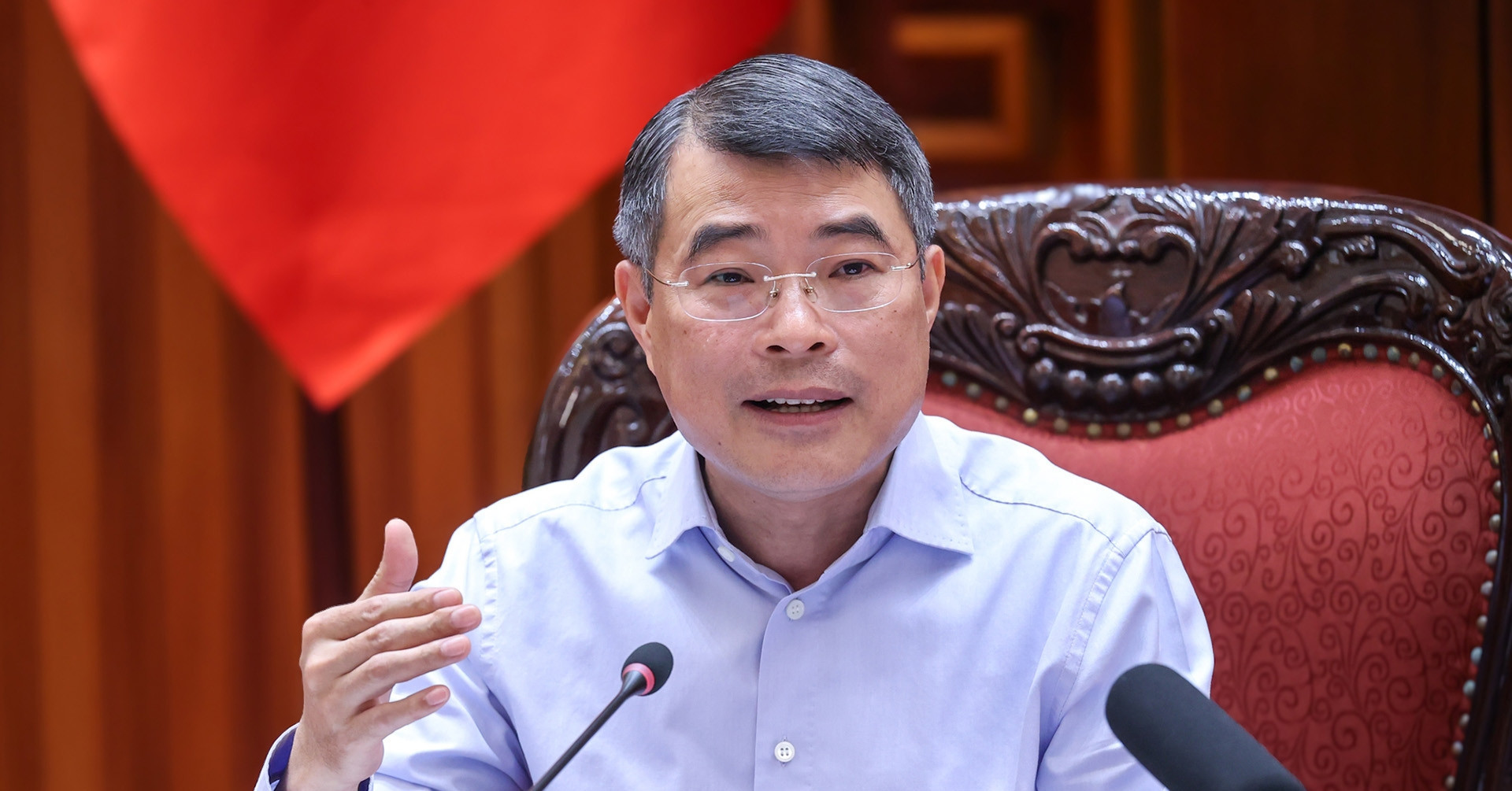 Vietnam needs bold policies to attract global finance, PM says