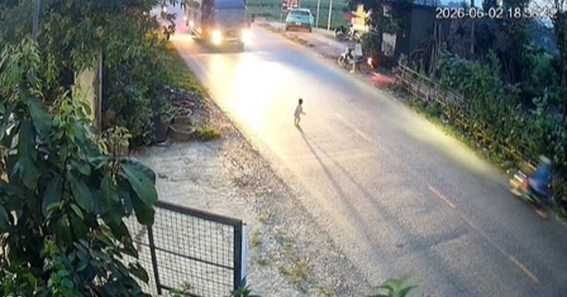 Heart-stopping moment 18-month-old runs into traffic in Vietnam