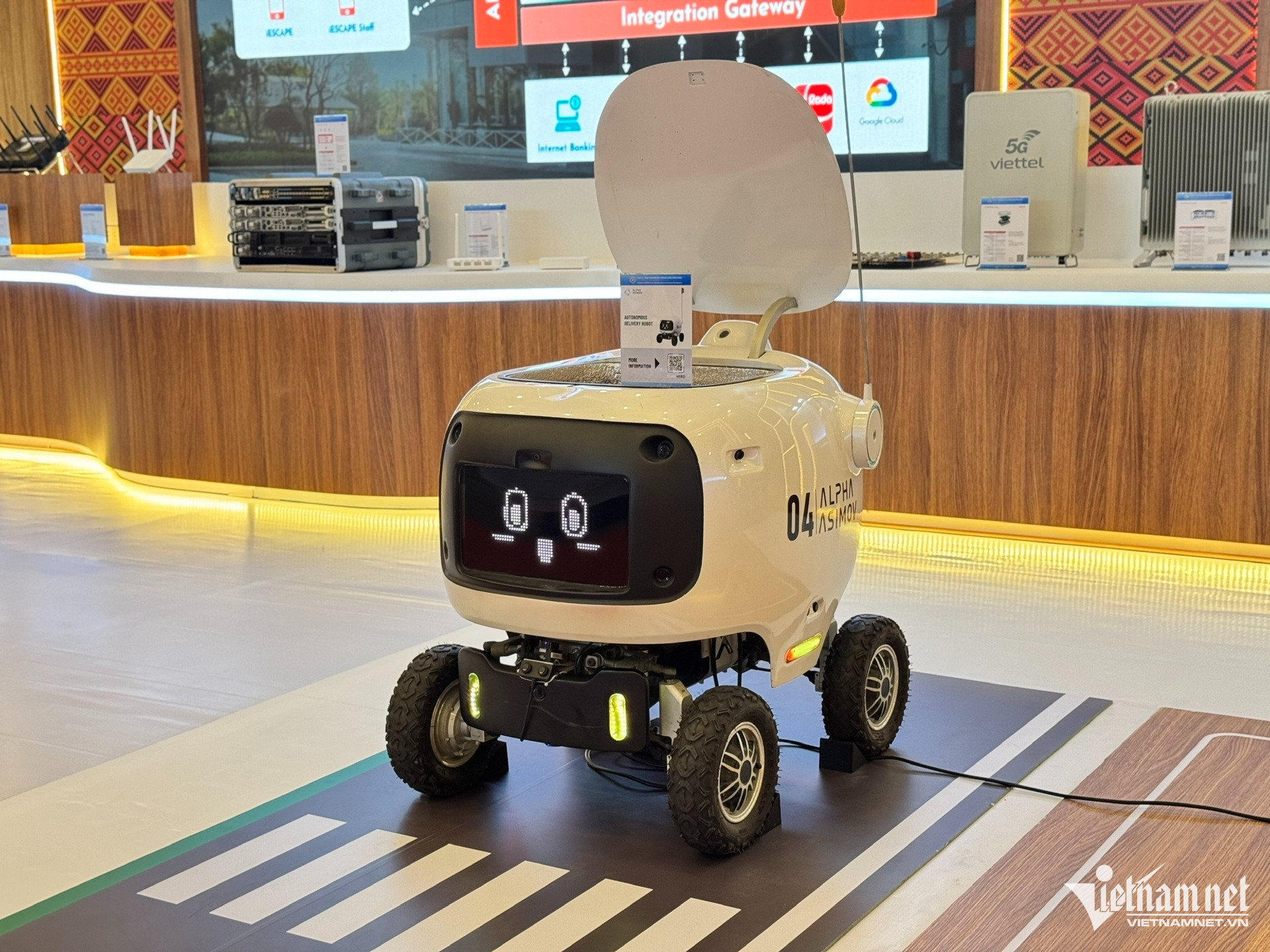 W-robot make in vietnam.jpg