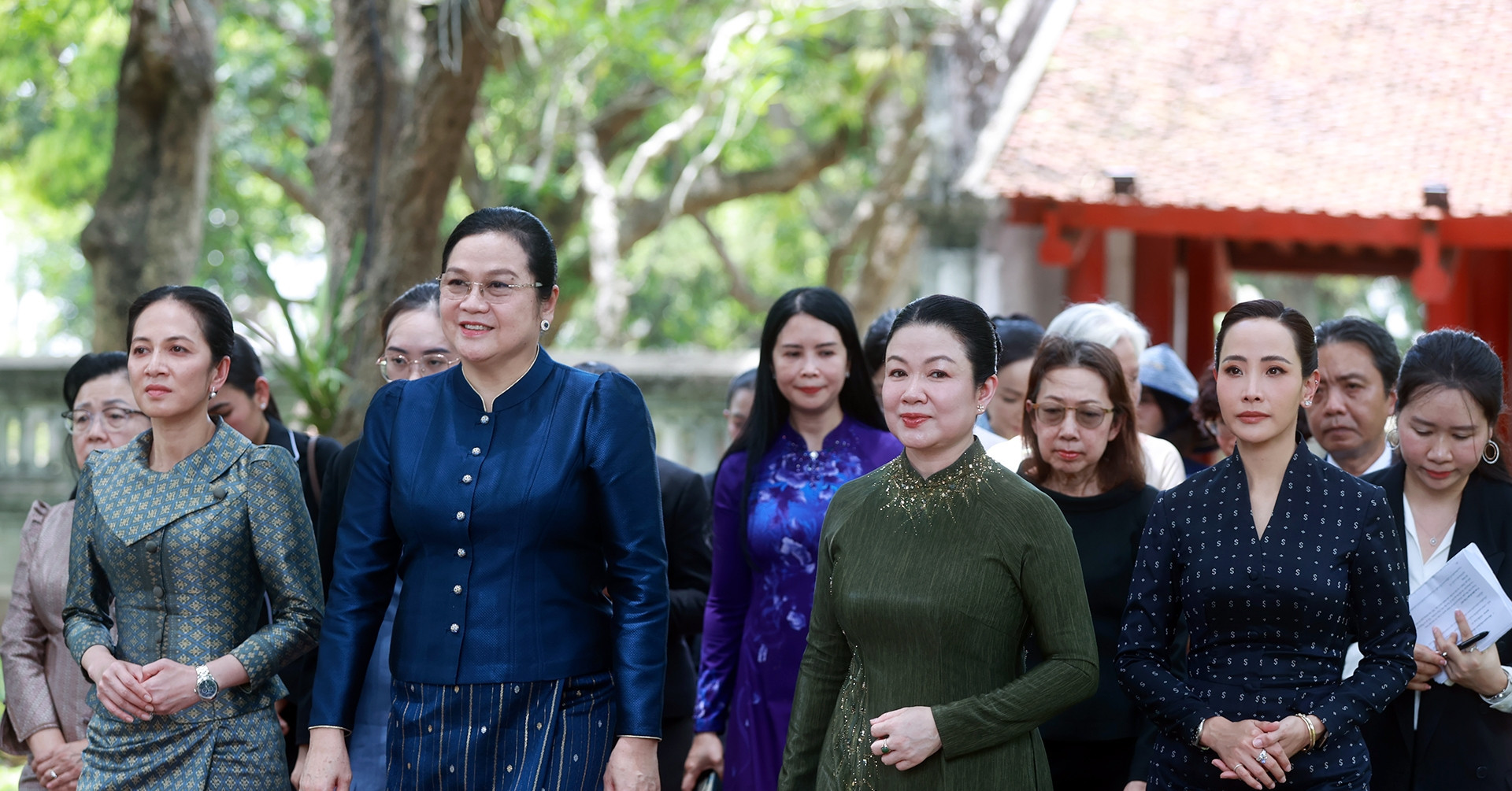 ASEAN leaders' spouses experience Vietnamese culture in Hanoi