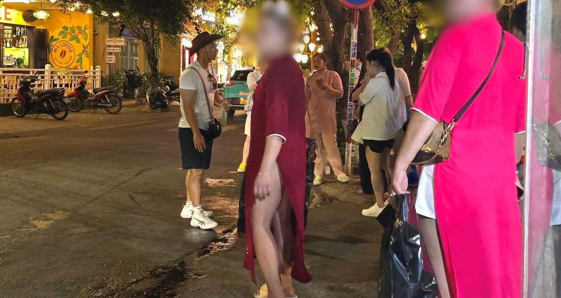 Foreign tourist wearing ao dai with bikini sparks controversy in Hoi An