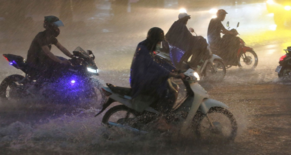 Northern Vietnam sees temperatures plunge by 10 degrees amid heavy rain