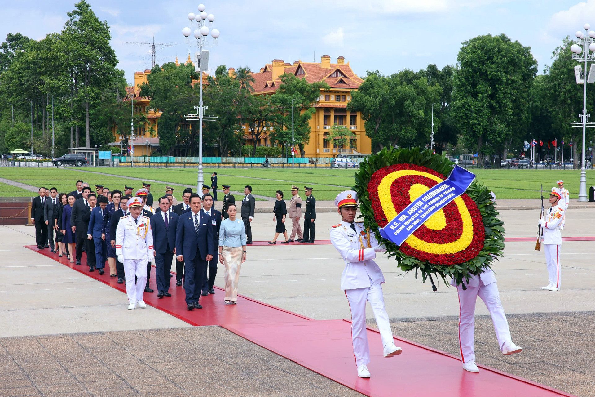 Anutin Charnvirakul viếng lăng Bác 2.jpg