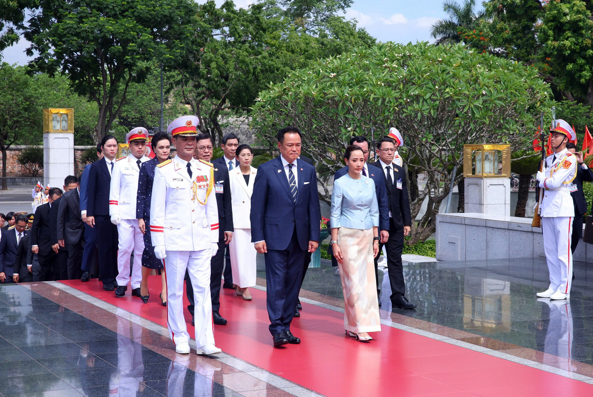Anutin Charnvirakul viếng đài LS .jpg