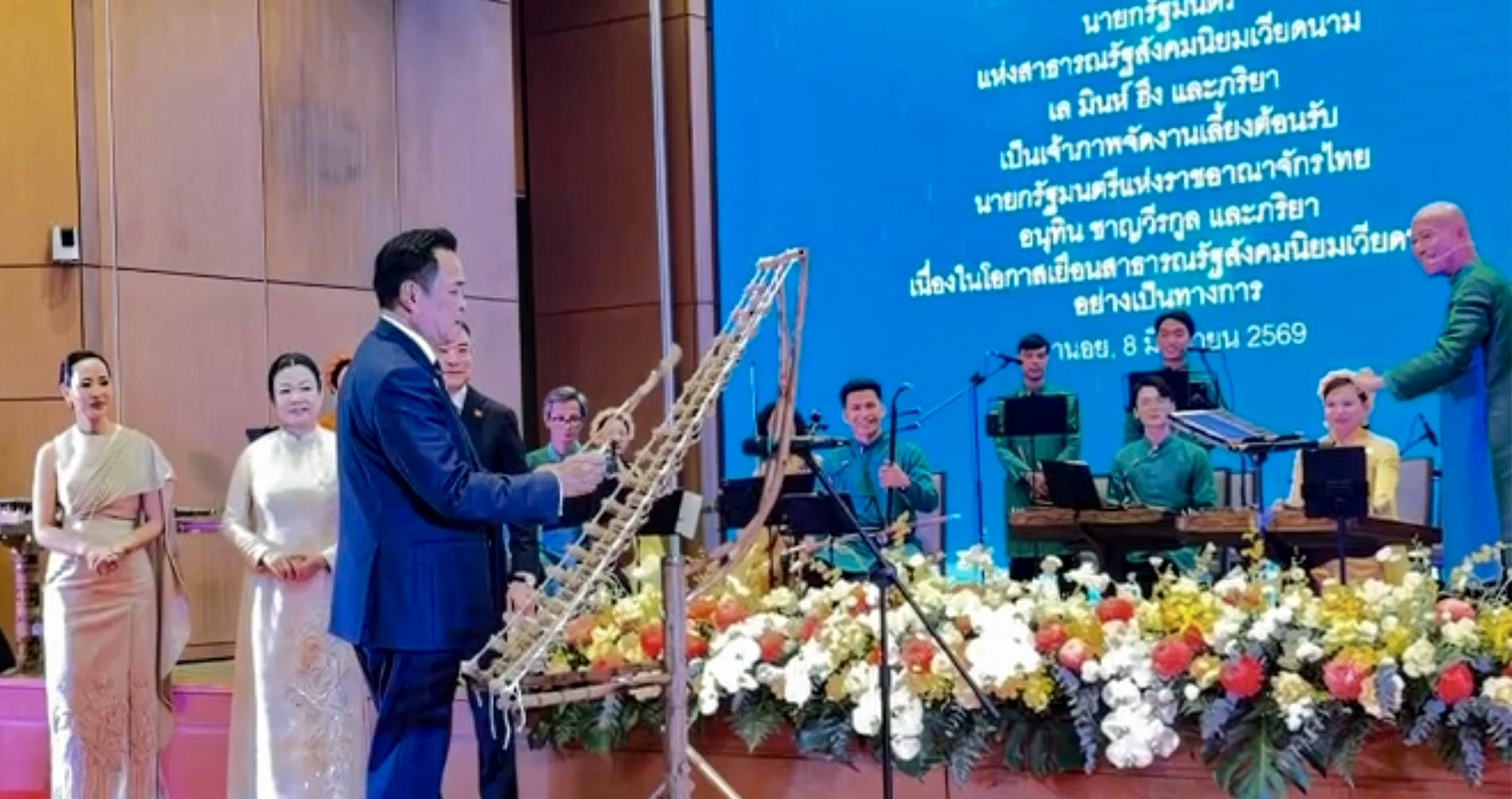 Thai prime minister plays T’rung with Vietnamese musicians in Hanoi