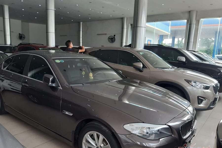 Used car dealers struggle to find buyers, hesitate to restock