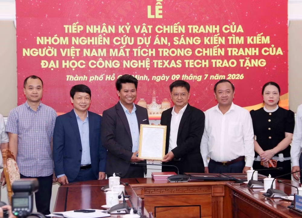 potal-chien-dich-500-ngay-dem-thanh-pho-ho-chi-minh-tiep-nhan-ky-vat-chien-tranh-va-ho-so-liet-si-8877328.jpg