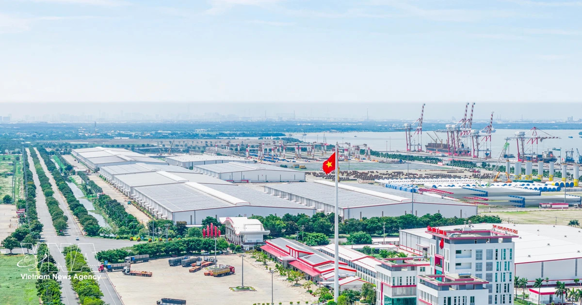Long An port becomes first VN company to win Asia-Pacific smart green port award