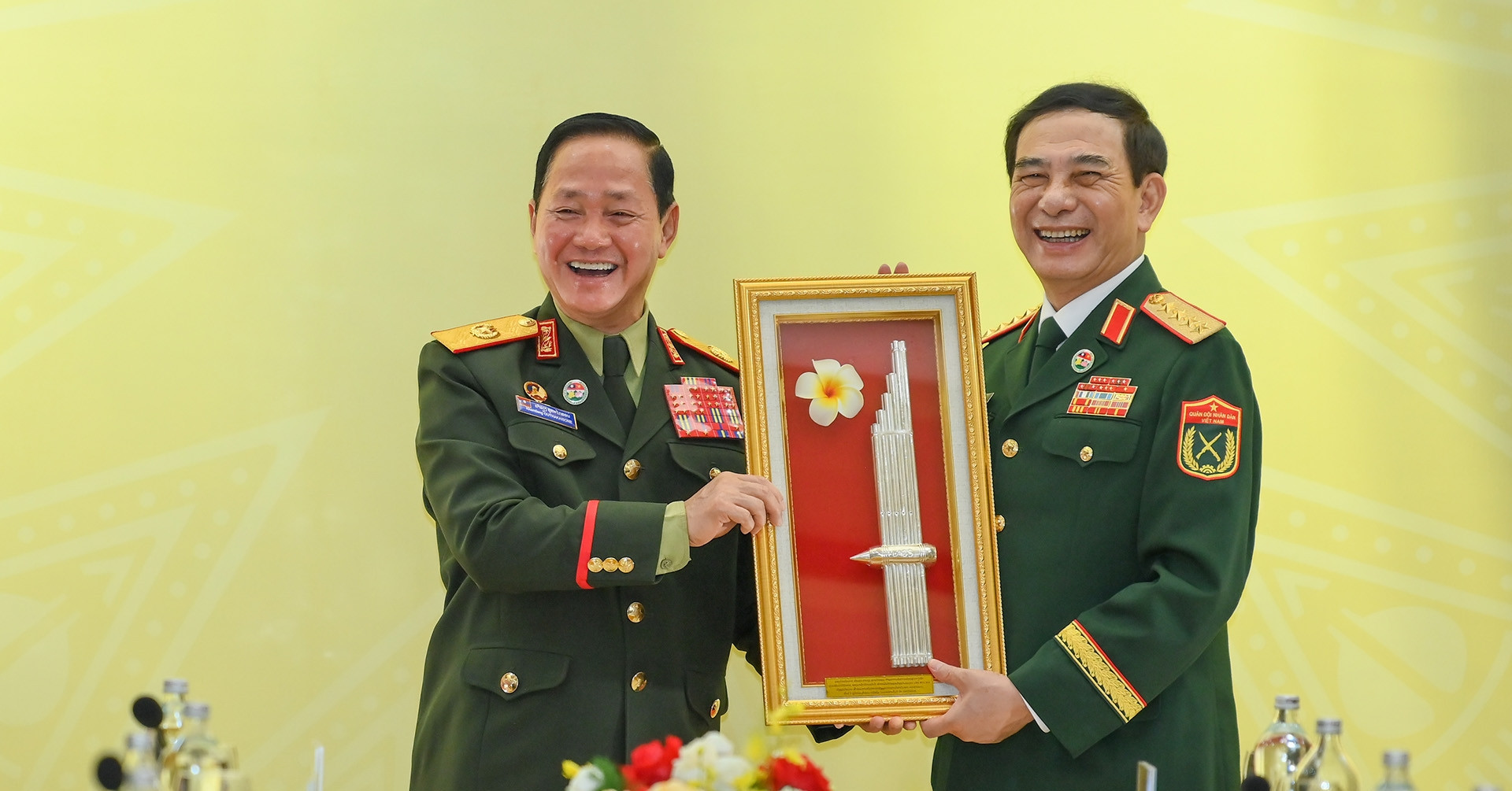 Vietnam, Laos defense ministers hail border friendship exchange