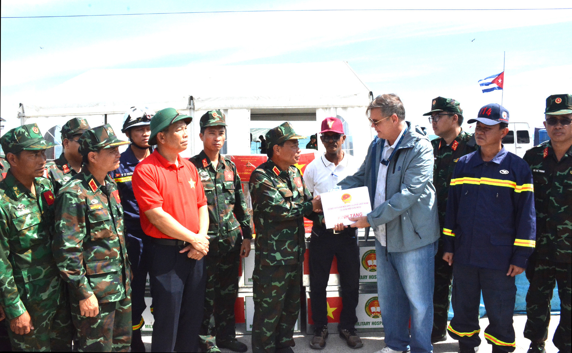 Đoàn Việt Nam cùng ông Daniel Gasparri, đại diện Bộ Ngoại giao Venezuela phụ trách các đoàn cứu trợ quốc tế.