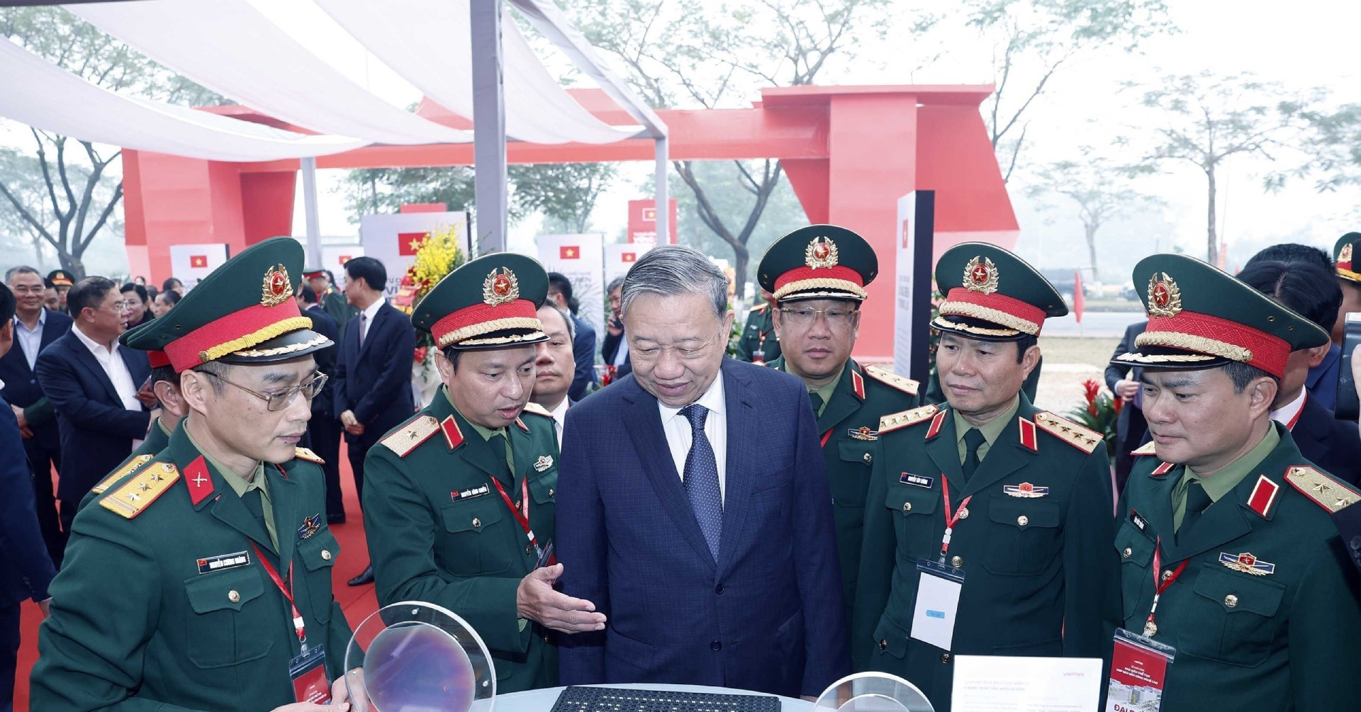 Vietnam's top leader urges faster innovation without compromising security