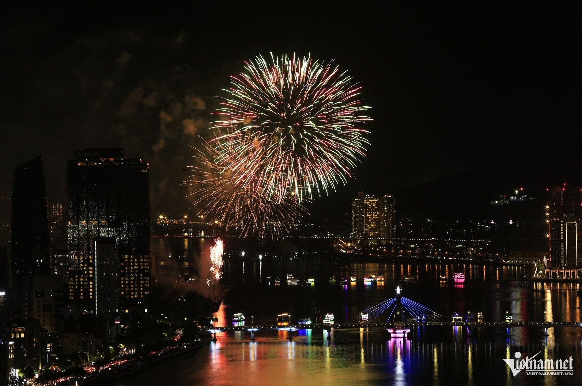 fireworks da nang.jpg