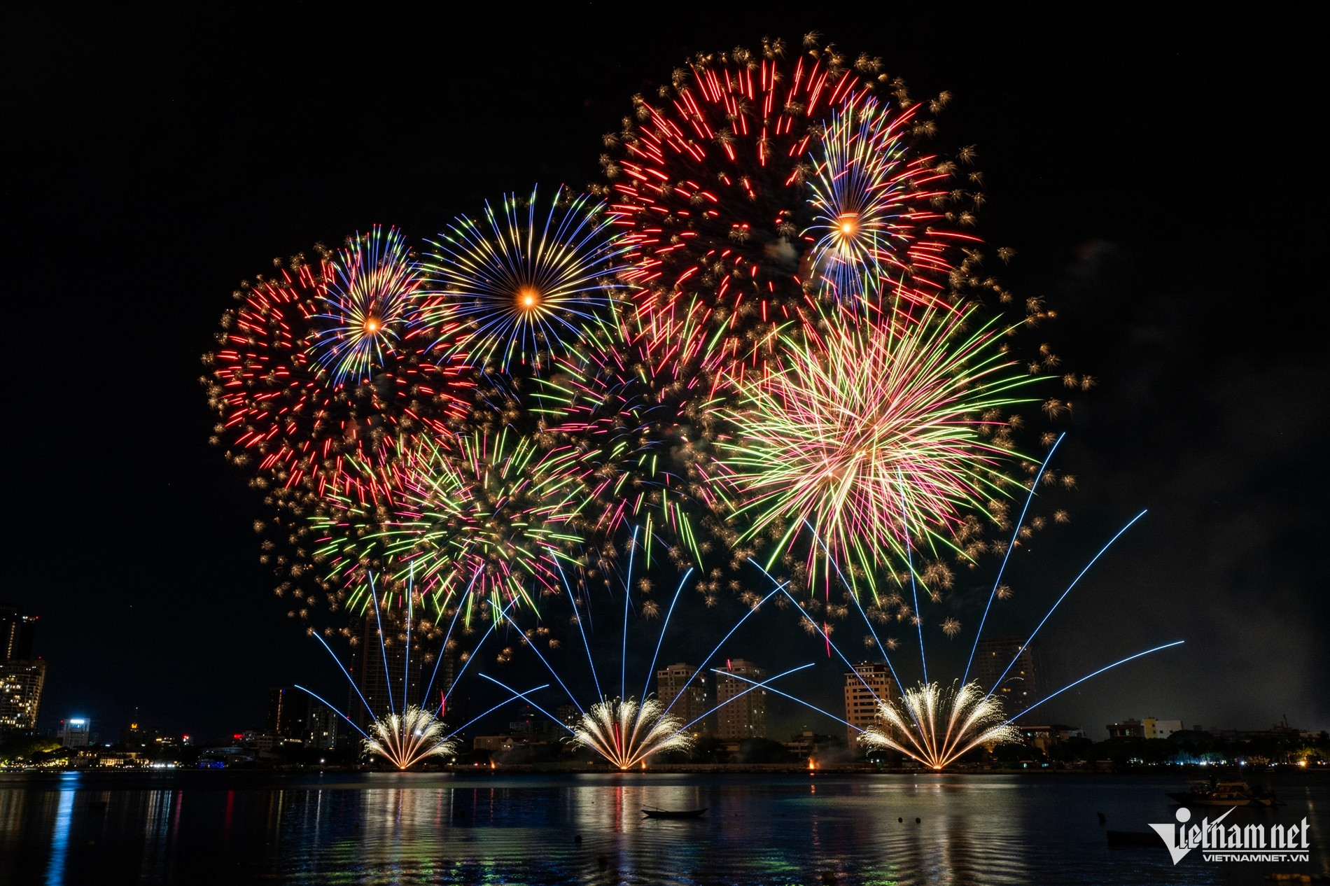 fireworks da nang3.jpg