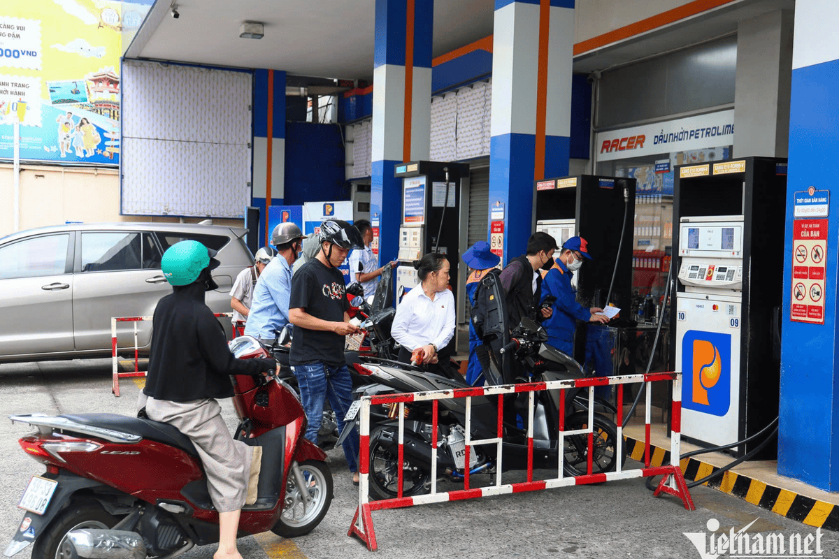 Experts discuss pollution assessments after one month of E10 petrol sales
