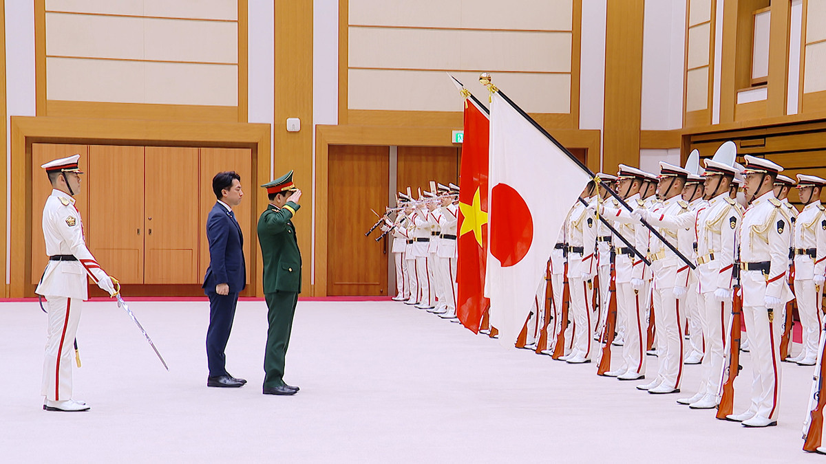 Bộ trưởng Bộ Quốc phòng Nhật Bản Koizumi Shinjiro chủ trì lễ đón chính thức Đại tướng Phan Văn Giang.