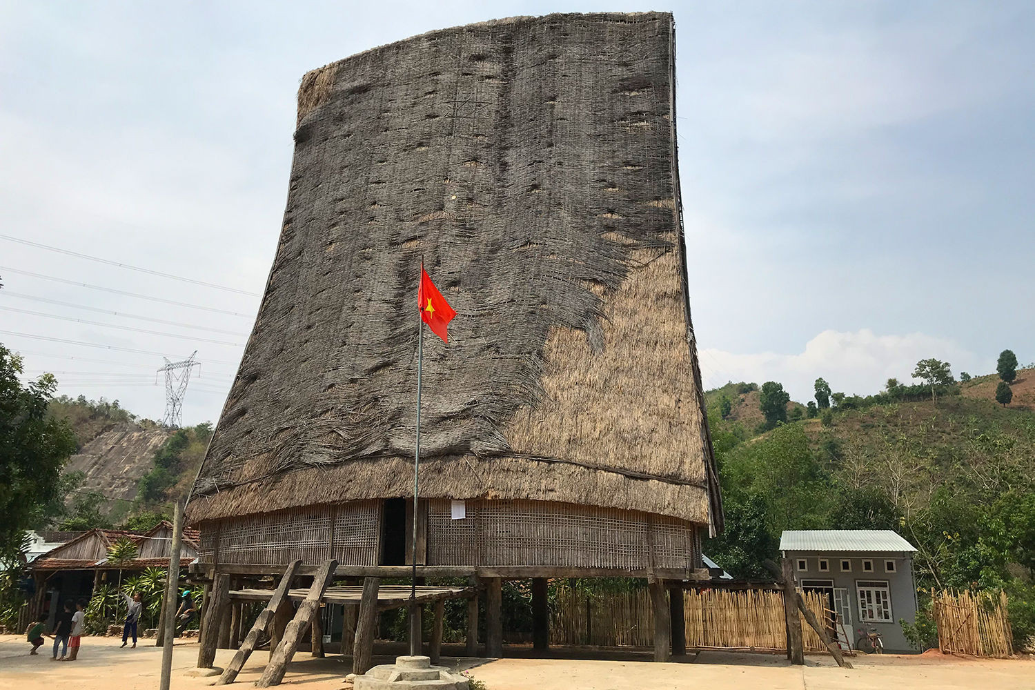 1806.den_lang_co_kon_ktu_cham_khe_vao_van_hoa_tay_nguyen_7.jpg