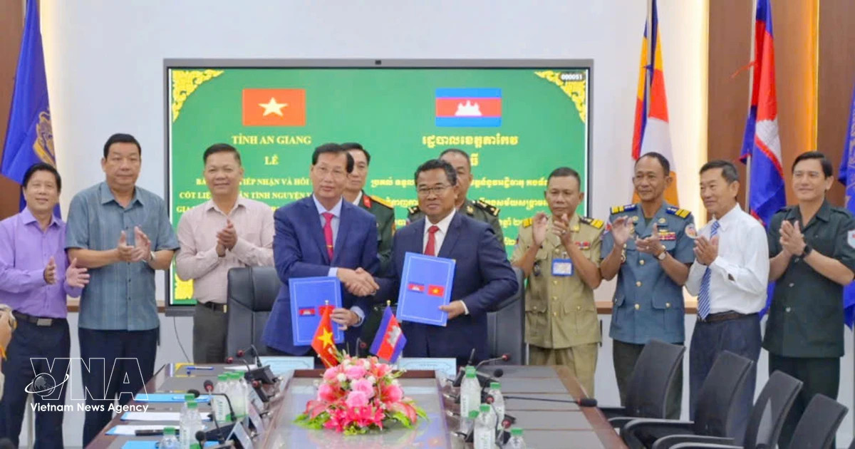 VN receives remains of 14 volunteer soldiers, experts repatriated from Cambodia