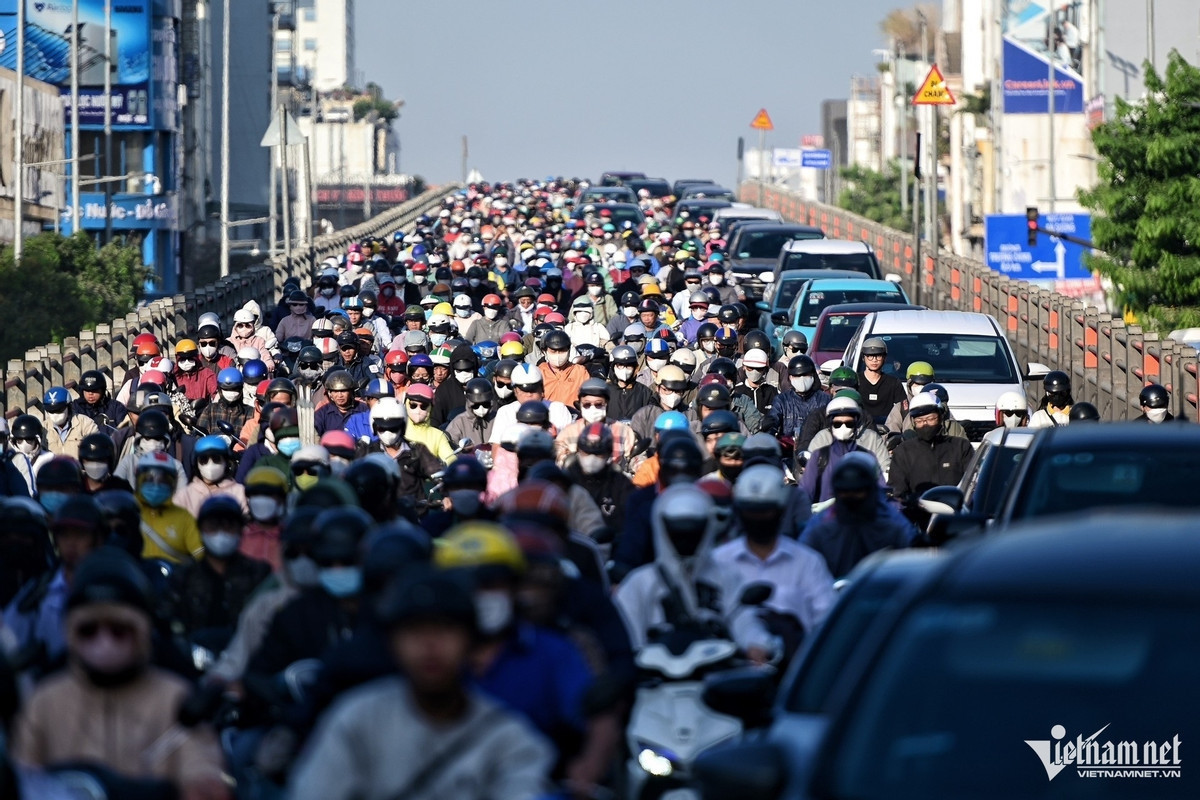To hit double digit growth, HCMC must cut bureaucratic ‘time tax’