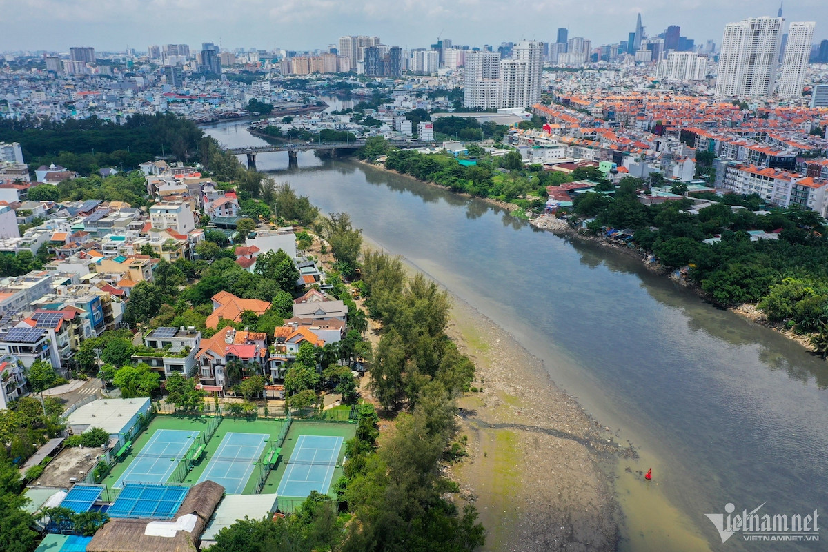 Apartment prices in HCM City’s western and eastern areas vary greatly
