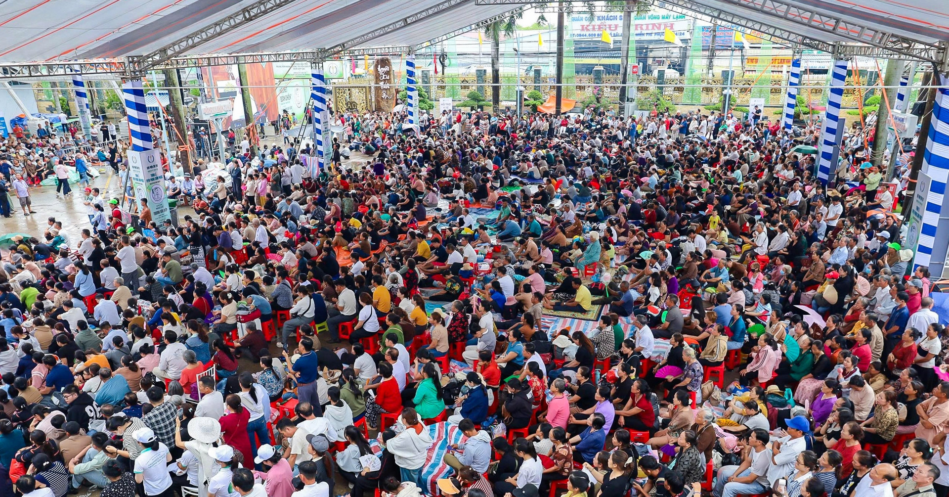 Pilgrims arrive in Tac Say ahead of Vietnam's first beatification rite