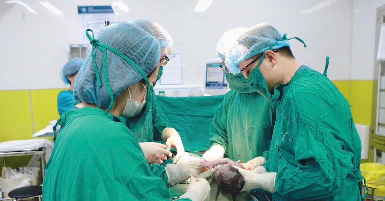 Rare one-in-100,000 natural triplet birth succeeds in Hanoi