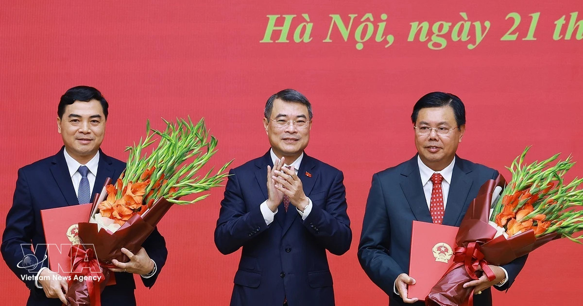 PM chairs ceremony announcing personnel changes at two ministries