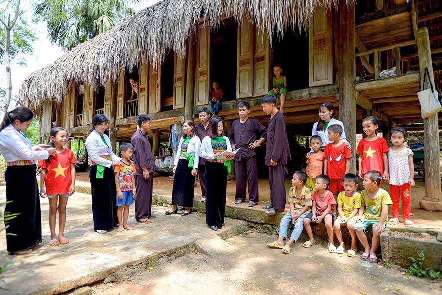 Nhà sàn của người Mường được thiết kế rất nhiều cửa Vóong. Ảnh: Út Mười