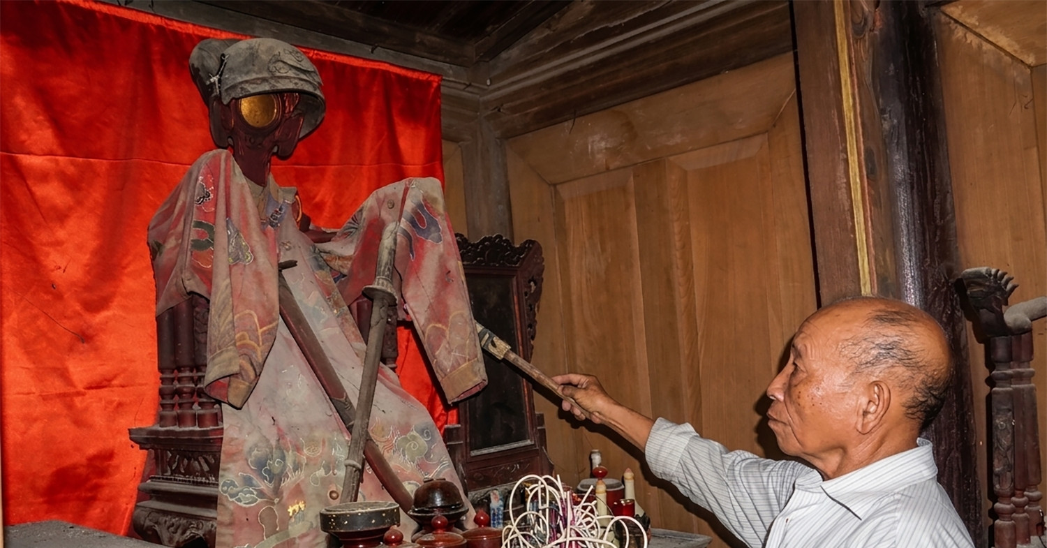 Ancient Nghe An temple safeguards rare royal robes for centuries