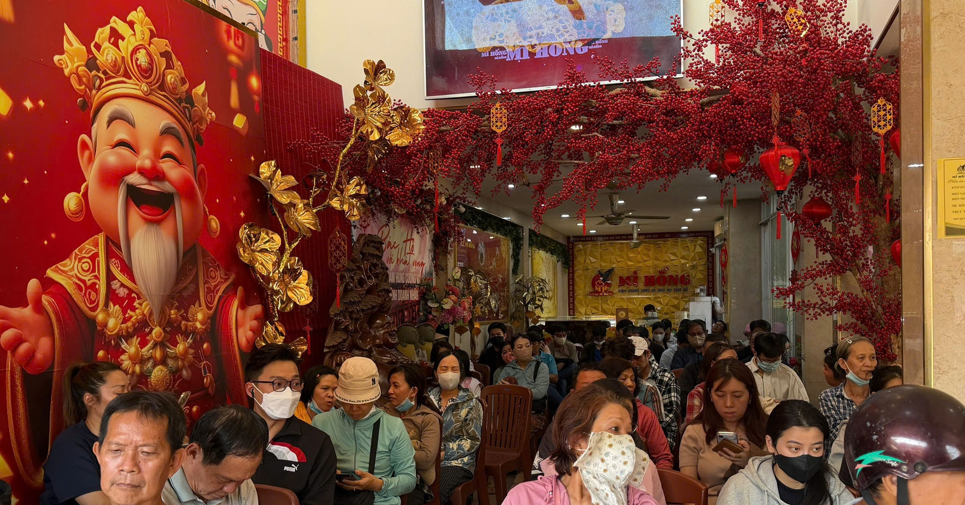 Ho Chi Minh City residents line up to sell gold, diamonds