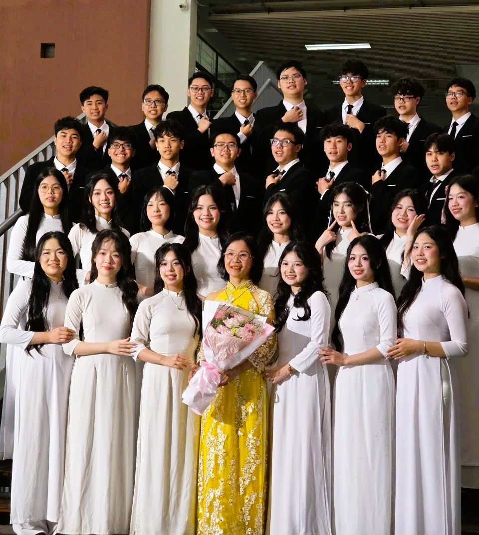 tập thể lớp 12 Hóa 1.jpg