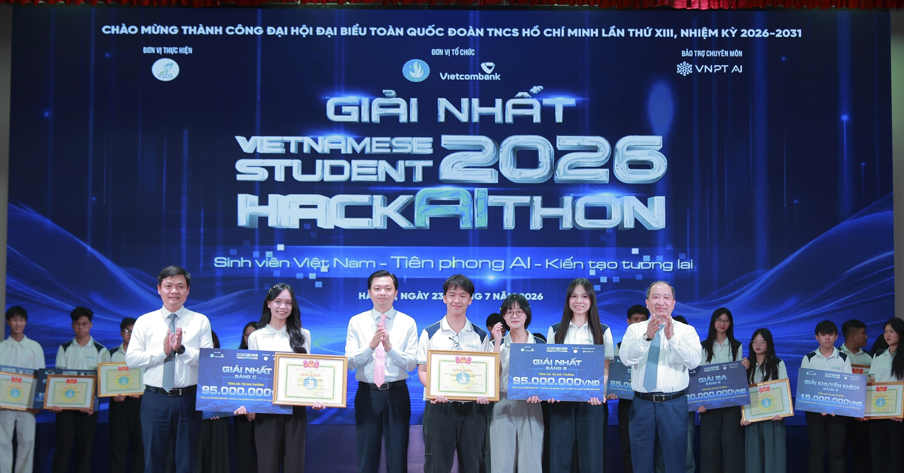 Students from over 20 global universities join Vietnam AI hackathon