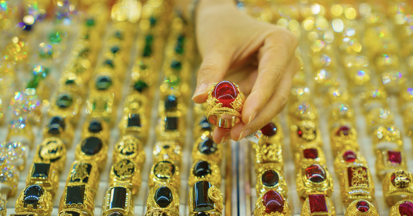 Trade ministry to inspect five gold, gemstone firms in Hanoi