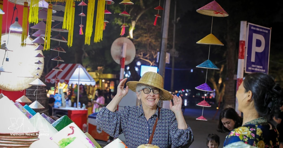 Vietnamese souvenirs tell everyday stories, drive creative economy