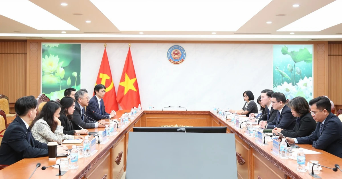 Vietnam, Bloomberg seek deeper ties to boost financial market development