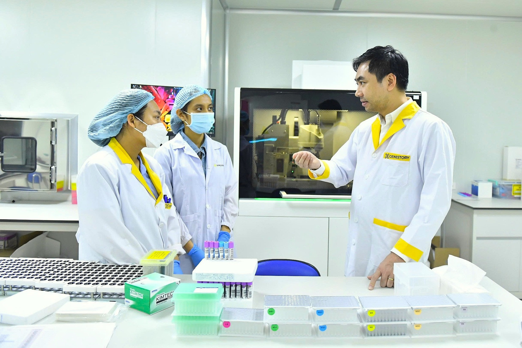 TS Võ Sỹ Nam đang thảo luận với cộng sự về các công nghệ giải mã gen (1).jpg