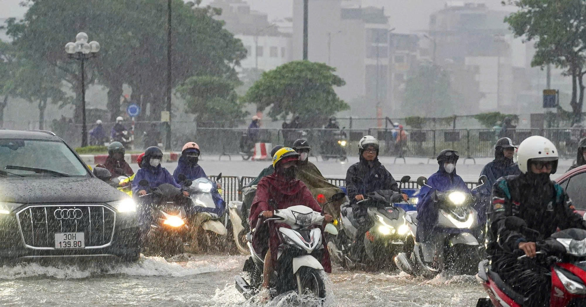 Heavy rain sweeps across Vietnam, northern region faces high landslide risk